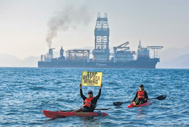 그린피스 회원이 노르웨이 정부의 심해광물 채굴 계획에 반대 시위를 하고 있다. 그린피스 제공
