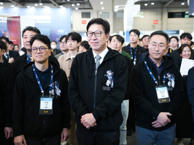 국민의힘 장동혁 대표가 25일 경북 구미시 박정희 전 대통령 생가에서 참배를 마친 뒤 기념촬영을 하고 있다(위). 박형준 부산시장이 지난 13일 부산 벡스코 제1전시장에서 열린 게임쇼 지스타 2025 개막식에서 전시장을 둘러보고 있다. 연합뉴스