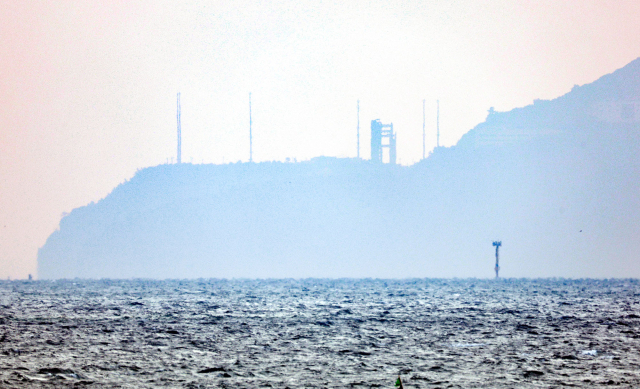 27일 새벽 발사 예정인 한국형발사체 ‘누리호’ 4차 발사를 앞둔 25일 전남 고흥 나로우주센터에 기립된 누리호가 발사대에 고정돼 있다. 연합뉴스