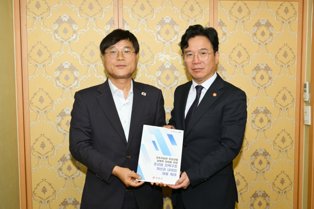 변광용 거제시장(왼쪽)은 최근 김영훈 고용노동부 장관을 만나 조선산업기본법 제정과 외국인 노동자 쿼터 축소, 내국인 채용 확대 등을 건의했다. 거제시 제공