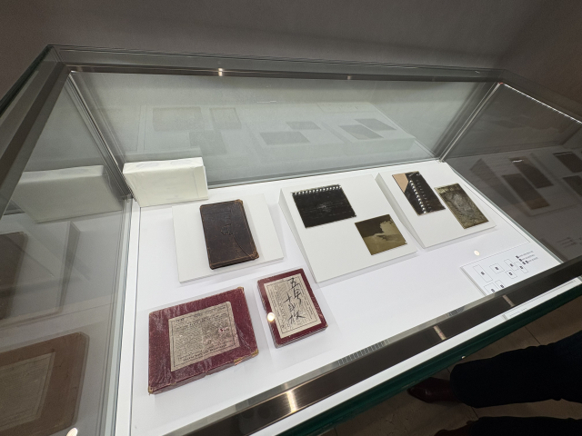 김해시 대성동고분박물관에 전시된 일본인 야쓰이 세이이쓰가 찍은 사진과 기록 자료들. 이경민 기자