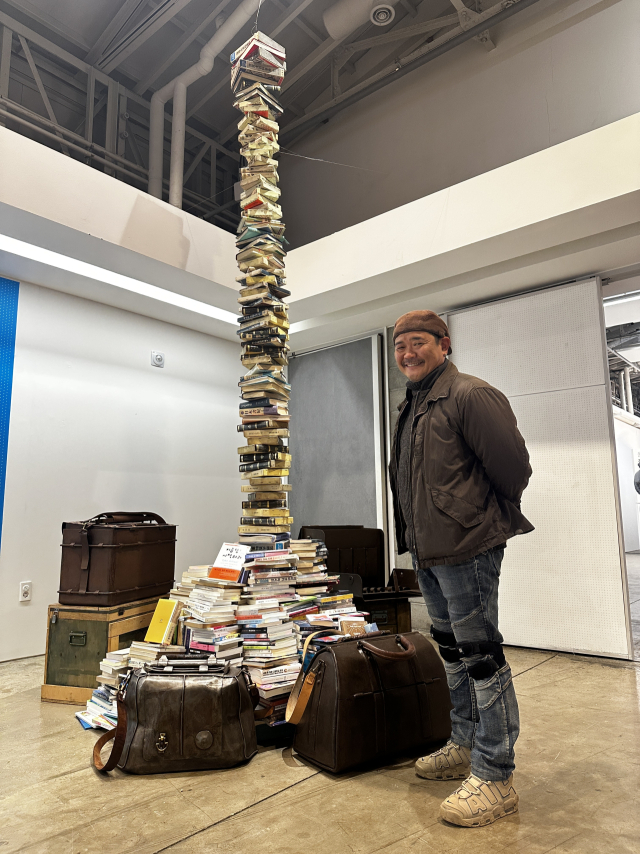 지난 21일 ‘비-아츠 페스타’(B-ARTS Festa) 전시장에서 만난 우징 작가와 작품. 우 작가는 '빈집 활용 창작 공간' 지원을 받았다. 김은영 기자 key66@