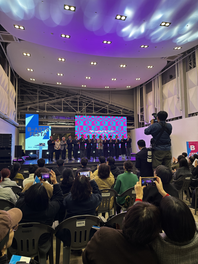 부산문화재단이 지난 20~23일 부산 수영구 F1963 석천홀에서 2025년 지원 사업 결과를 선보이는 자리로 마련한 ‘비-아츠 페스타’(B-ARTS Festa) 행사 모습. 김은영 기자 key66@