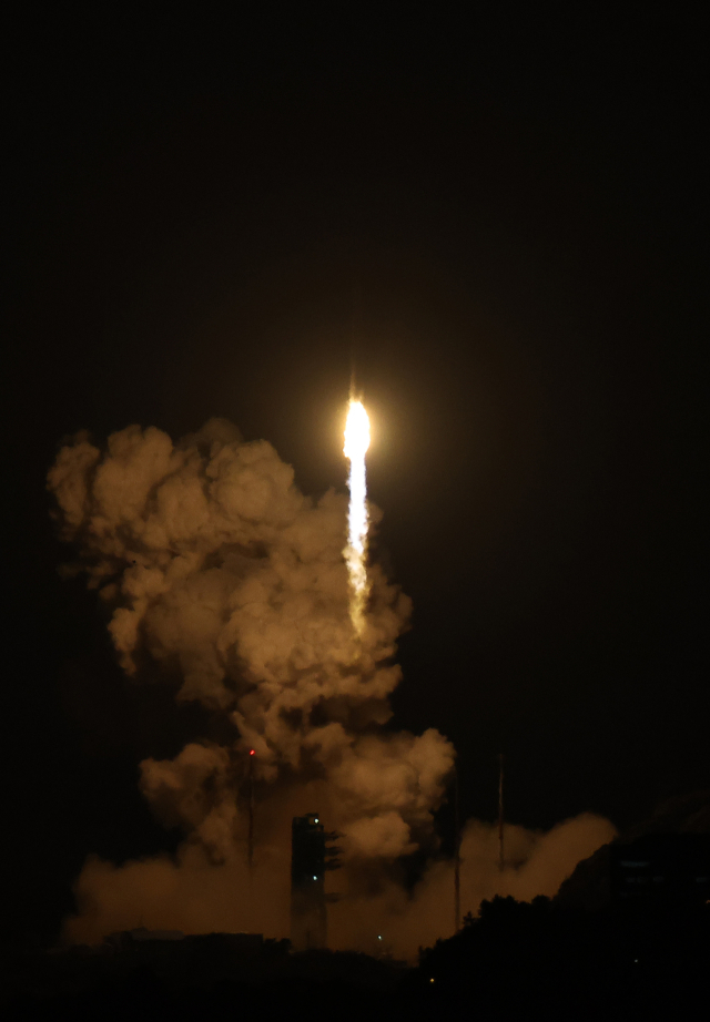 한국형발사체 누리호가 27일 새벽 전남 고흥군 나로우주센터에서 발사되고 있다. 연합뉴스