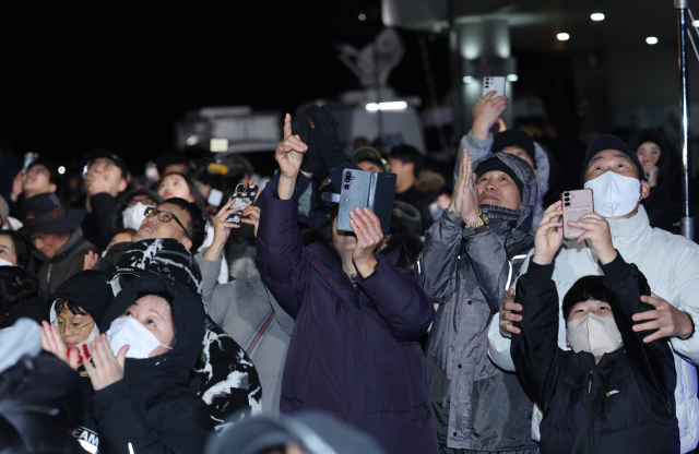 한국형 발사체 누리호 발사가 이뤄진 27일 새벽 전남 고흥군 고흥우주발사전망대에서 관람객들이 상공으로 솟아오르는 누리호를 바라보고 있다. 연합뉴스