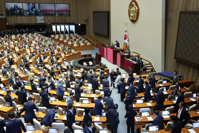 계엄 해제 의결을 방해한 혐의(내란 중요임무 종사)로 구속영장이 청구된 국민의힘 추경호 의원이 27일 국회 본회의에서 자신의 체포동의안 표결에 앞서 신상발언을 한 뒤 국민의힘 의원들과 퇴장하고 있다. 연합뉴스