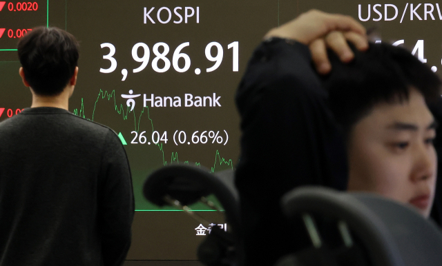 27일 서울 중구 하나은행 딜링룸 현황판에 코스피 지수 등이 표시되고 있다. 연합뉴스