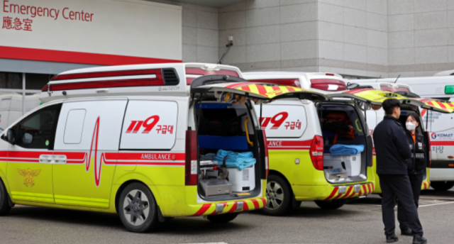 부산의 한 대학병원이 구급대원들에게 병원 진입 시 사이렌을 울리는 것을 자제해달라고 요청해 논란이 인다. 사진은 119구급차. 부산일보DB