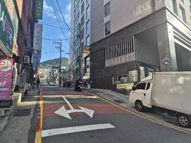 지난달 16일 초등학생들을 태우고 목적지가 아닌 엉뚱한 곳으로 향한 사설 통학 차량 운전기사에 대해 ‘감금’ 혐의로 조사하던 경찰이 범죄 혐의점이 없다고 판단했다. 지난달 20일 오후 부산진구 A 아파트에서 양정초등학교로 가는 주요 통학로. 별다른 보행자 보호 시설이 없는 좁고 가파른 길로 차량들이 지나다니고 있다. 부산일보DB