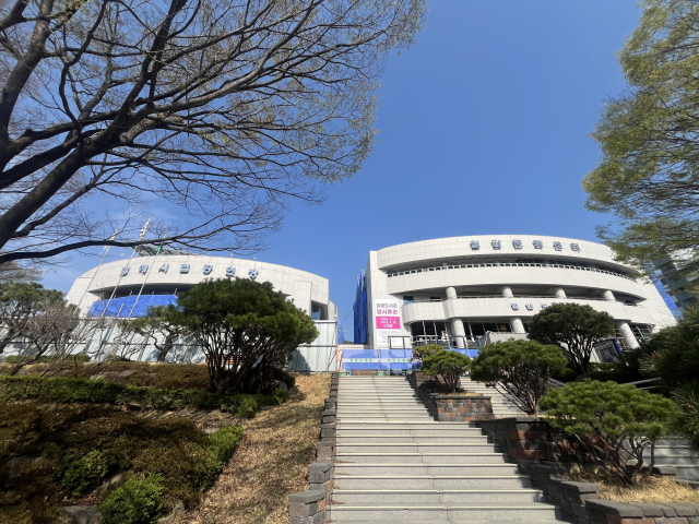 내달 경남 최초의 책문화센터가 문을 여는 김해시 칠암도서관 모습.