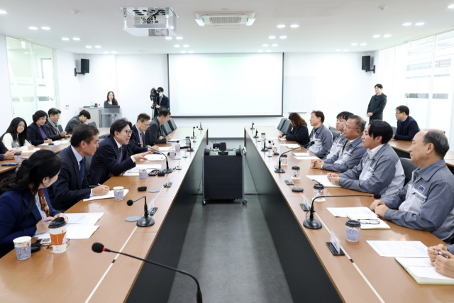 27일 고환율 현장 애로 청취 위해 지비라이트 현장 방문. 부산시 제공