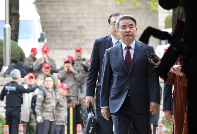 채상병 순직 및 수사 외압·은폐 의혹의 핵심 피의자인 이종섭 전 국방부 장관이 지난달 23일 구속 전 피의자심문을 위해 서초동 서울중앙지법으로 들어가고 있다. 연합뉴스
