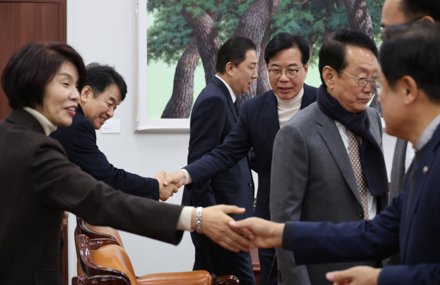 더불어민주당 김병기 원내대표와 국민의힘 송언석 원내대표 등 의원들이 30일 서울 여의도 국회에서 회동하고 있다. 연합뉴스