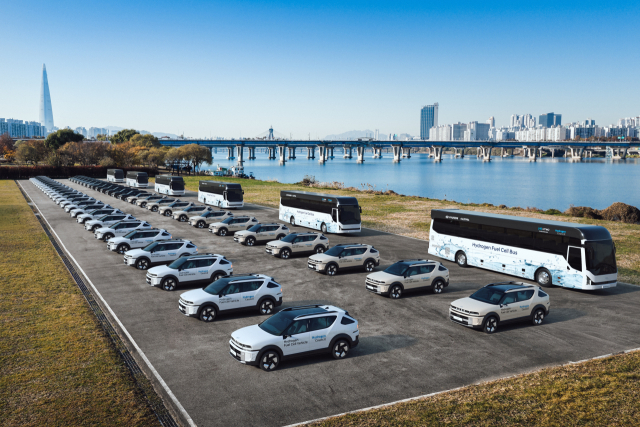 2일부터 서울서 열리는 ‘수소위원회 CEO 서밋’에 지원될 ‘디 올 뉴 넥쏘’와 ‘유니버스’ 수소전기버스의 모습. 현대차 제공