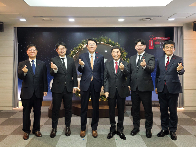 1일 서울시 중구 사회복지공동모금회에서 개최된 연말 이웃사랑성금 전달식에서 참석자들이 기념 촬영을 하고 있다. 왼쪽부터 삼성글로벌리서치 제현웅 부사장, 삼성전자 노사협의회 서준영 사원대표, 삼성사회공헌업무총괄 장석훈 사장, 사회복지공동모금회 김병준 회장, 삼성전자 노사협의회 박종찬 사원대표, 사회복지공동모금회 황인식 사무총장. 삼성 제공