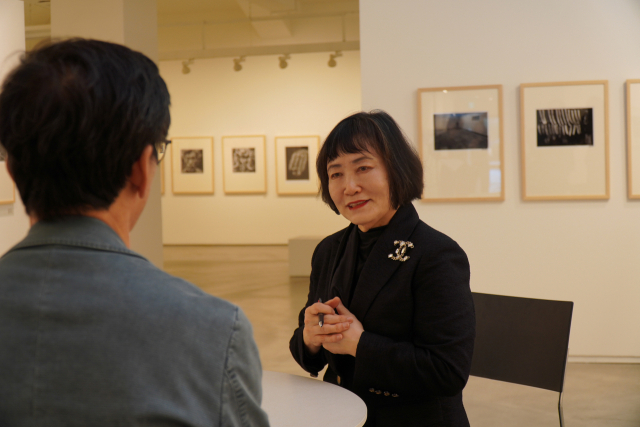 부산 해운대구 우동 고은사진미술관에서 좋은문화병원 문화숙 병원장이 부인과 질환을 주제로 인터뷰 하고 있다. 고은문화재단이 운영하는 고은사진미술관은 외국인이 전체 관람객의 20%를 차지할 정도로 해외 관광객들의 핫플레이스다.