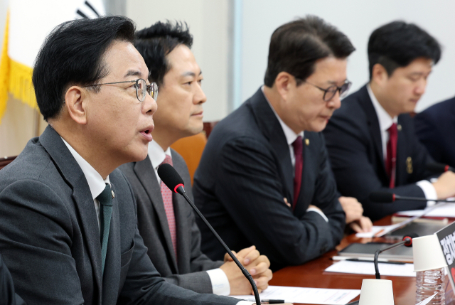 12·3 비상계엄 1년을 이틀 앞둔 1일 서울 여의도 국회에서 더불어민주당(위)과 국민의힘 지도부가 각각 최고위원회의를 열고 정국 현안을 논의하고 있다. 연합뉴스