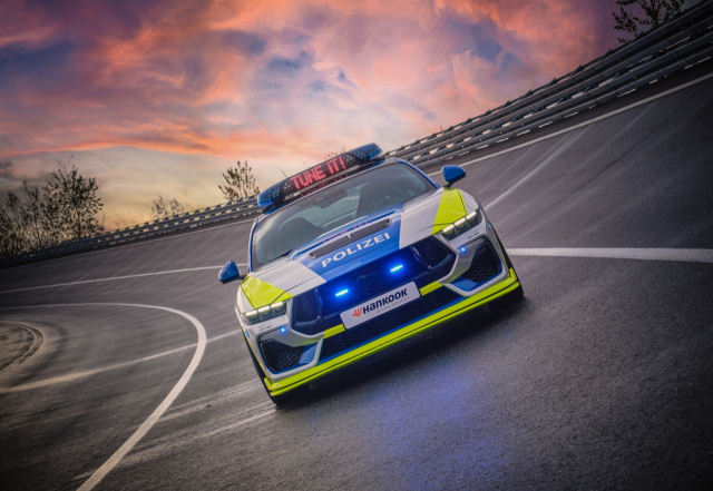 한국타이어의 초고성능 스포츠 타이어 ‘벤투스 S1 에보3’를 장착한 2026년 ‘튠 잇! 세이프! 캠페인’ 차량.한국타이어 제공