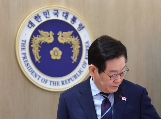 이재명 대통령이 2일 용산 대통령실에서 열린 국무회의에 입장하고 있다. 연합뉴스