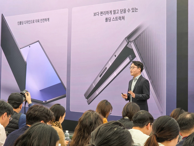 2일 삼성전자의 3단 폴더블폰 ‘갤럭시 Z 트라이폴드’ 미디어 행사에서 MX사업부 강민석 스마트폰PP팀장(부사장)이 제품을 소개하고 있다.삼성전자 제공
