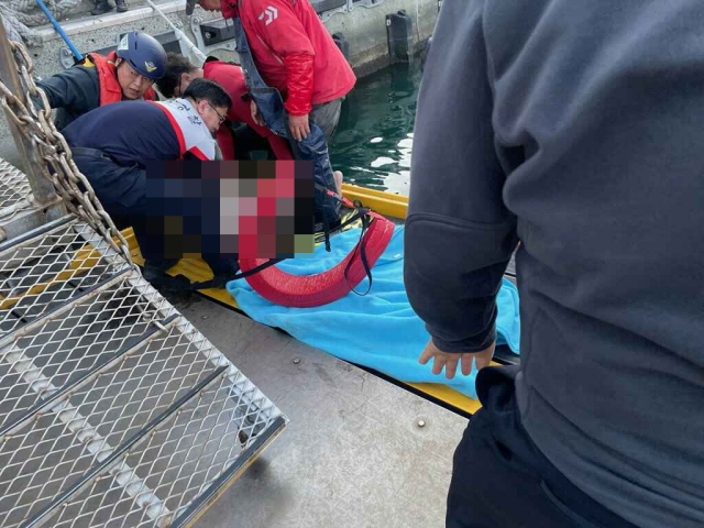 2일 오후 2시 15분께 영도구 하리항 인근 해상에 빠진 50대 여성이 해경에 구조됐다. 부산해양경찰서 제공