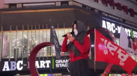 ‘계엄의 밤’ 밝힌 젊은 여성들이 묻는다… “오늘은 안녕하십니까?” [계엄 1년]