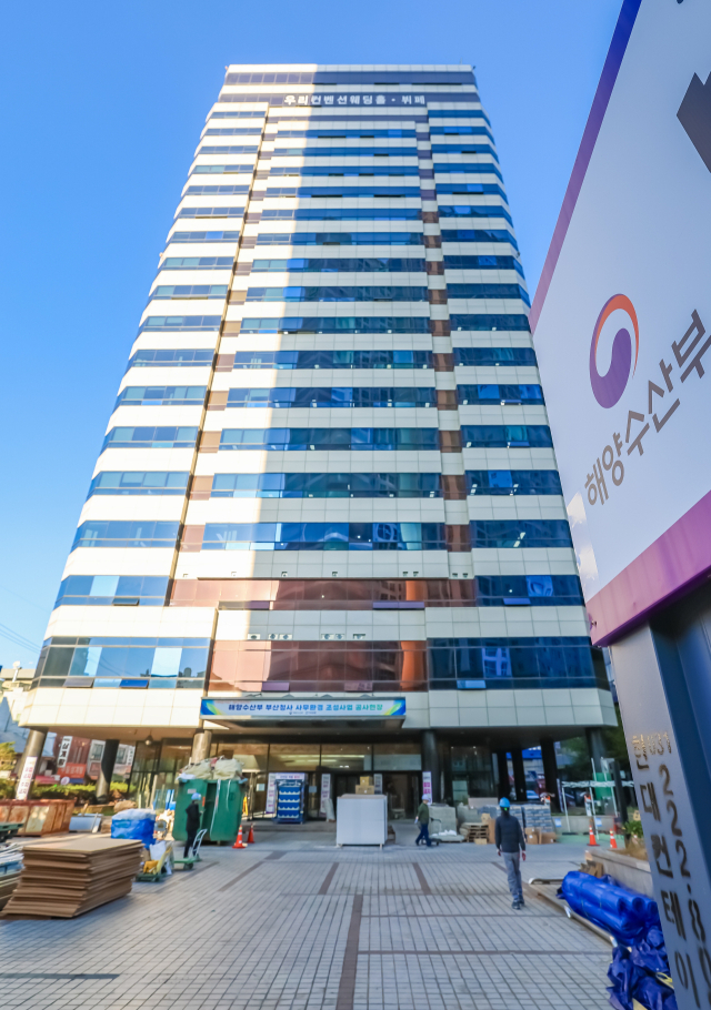 지난달 해양수산부가 이전할 부산 동구 수정동 IM빌딩에서 관계자들이 리모델링 작업을 위해 자재를 옮기고 있다. 김종진 기자 kjj1761@