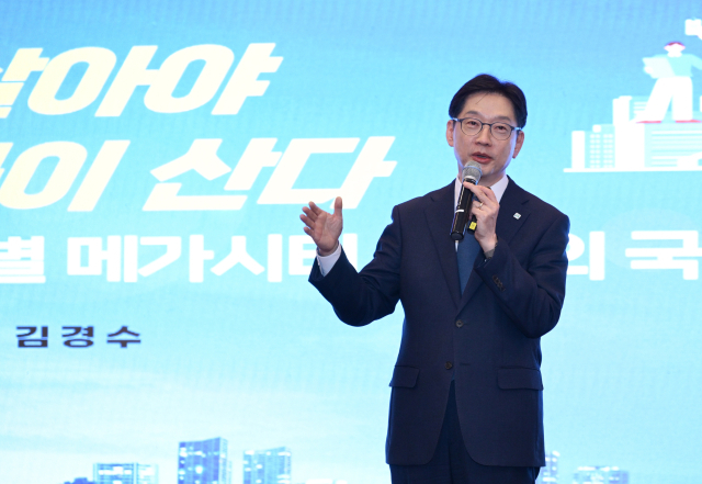 김경수 지방시대위원장은 3일 거제시 일운면 호텔리베라거제에서 열린 ‘2025 미래 해양도시 거제, 비전 포럼’ 기조연설에서 “‘5극(초광역)3특(특별자치도)’으로 국토를 재편해 수도권 집중과 지방소멸의 악순환을 끊어야 한다”고 강조했다. 거제시 제공