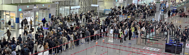지난달 28일 오전 부산 강서구 김해국제공항 국제선 청사 2층에서 출국 수속을 대기하는 시민들 모습. 부산일보DB