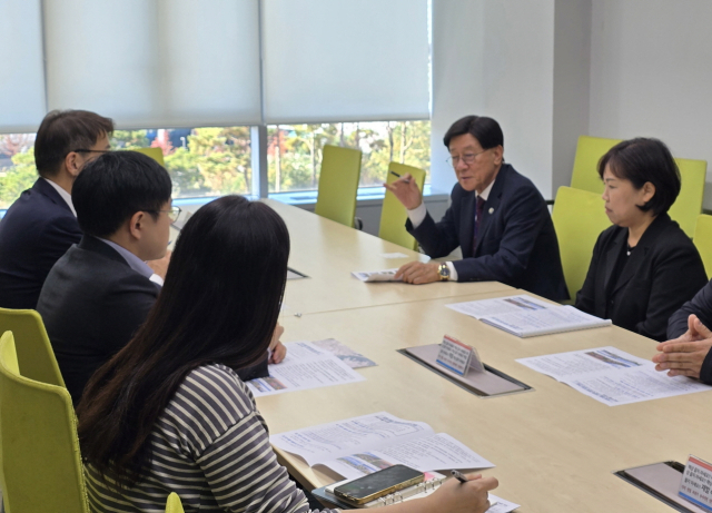 지난달 정종복 기장군수가 국토교통부 관계자와 면담을 갖고 KTX-이음 정차역 유치를 건의하고 있다. 기장군청 제공