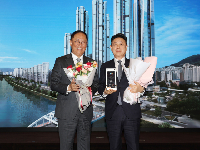 백송홀딩스 박정삼 회장(오른쪽)이 2025 한경주거문화대상에서 종합대상을 받았다. 백송홀딩스 제공