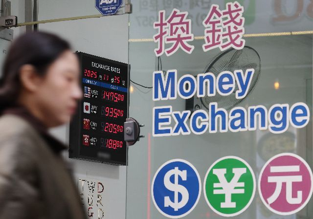 원달러 환율이 1470원대 중반까지 치솟은 지난달 25일 서울 명동의 환전소에 환율이 표시되어 있다. 연합뉴스