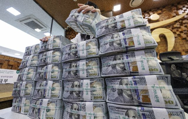 서울 중구 하나은행 위·변조 대응센터 직원이 달러를 정리하고 있다. 연합뉴스