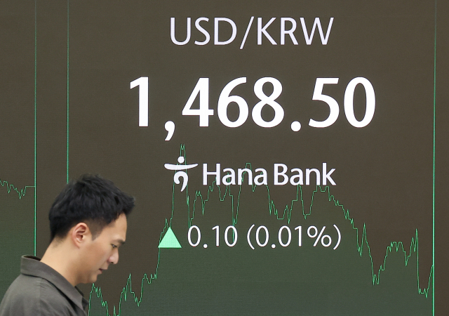 지난 3일 오후 서울 중구 하나은행 본점 딜링룸 현황판에 원달러 환율이 표시돼 있다. 연합뉴스
