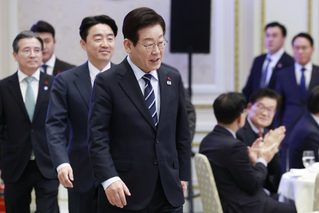 이재명 대통령이 4일 청와대 영빈관에서 열린 산업 역군 초청 오찬 행사에 입장하고 있다. 이번 행사는 무역의 날을 맞아 조선·자동차·섬유·전자·기계·방산·해운 등 우리 경제 발전에 헌신해 온 산업 역군들을 재조명하고, 그들의 노고에 감사의 뜻을 전하고자 마련됐다. 연합뉴스