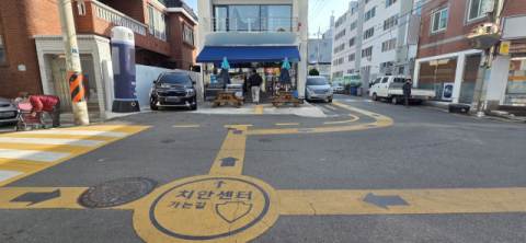 편의점으로 안내하는 ‘허위 치안센터 유도선’… 남구청 “예산 없어 못 지웠다”