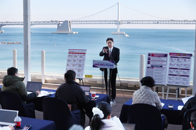 박형준 부산시장이 4일 부산 수영구생활문화센터 옥상에서 ‘글로벌 관광도시 부산 비전과 전략’을 발표하고 있다. 작은 사진은 지난 9월 ‘월드크리에이터 페스티벌’에 참가한 인플루언서들이 광안리해수욕장 해상에서 야간 요트 관광을 하는 모습(위)과 한복을 입고 범어사 관광을 하면서 기념 사진을 찍는 모습. 부산시 제공