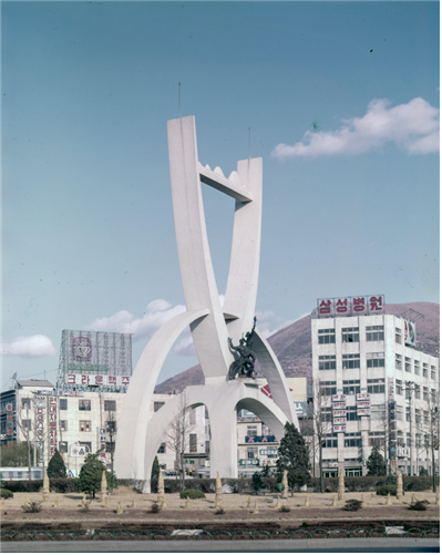 서면 로터리 부산탑(故황성준 작가 기증, 원본소장처: 부산근현대역사관)