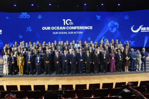 제10차 아워오션 콘퍼런스(OOC) 개회식이 열린 지난 4월 29일 부산 해운대구 벡스코 오디토리움에서 세계 각국의 참석내빈들이 기념촬영을 하고 있다. 한국은 지난 4월 29일~5월 1일 사흘간 부산 벡스코에서 열린 제10차 OOC 및 APEC(아시아·태평양 경제협력체) 해양관계장관회의를 연달아 성공적으로 개최하며 전 세계에 2028년 유엔 해양총회 유치를 위한 저력을 보여줬다. 김종진 기자 kjj1761@