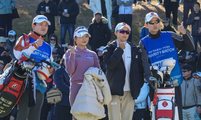 ‘2025 백송홀딩스·부산일보 채리티 매치 인 아시아드CC’가 6일 부산 기장군 아시아드CC에서 열렸다. 이예원, 김효주 선수가 기념촬영을 하고 있다. 김종진 기자 kjj1761@