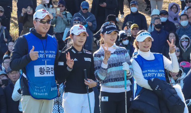 ‘2025 백송홀딩스·부산일보 채리티 매치 인 아시아드CC’가 6일 부산 기장군 아시아드CC에서 열렸다. 황유민, 박현경 선수가 기념촬영을 하고 있다. 김종진 기자 kjj1761@