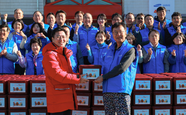 삼성중공업은 최성안 대표이사 부회장(오른쪽)이 박은덕 경남사회복지공동모금회 사무처장에게 임직원이 직접 담근 김장 김치를 전달하고 있다. 삼성중공업 제공