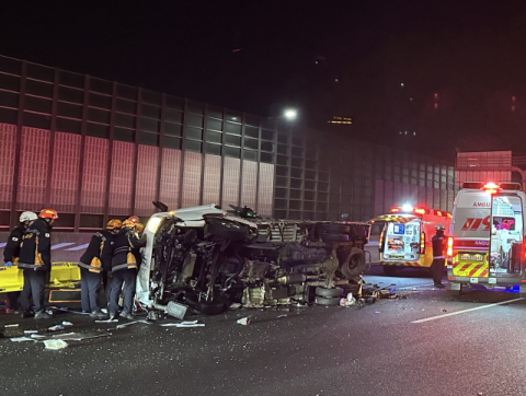 남해고속도로 3중 교통사고…2명 사상