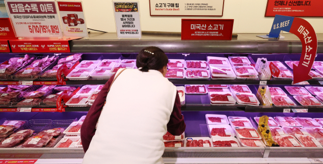 서울의 한 대형 마트에서 시민이 미국산 소고기를 살펴보고 있다. 연합뉴스