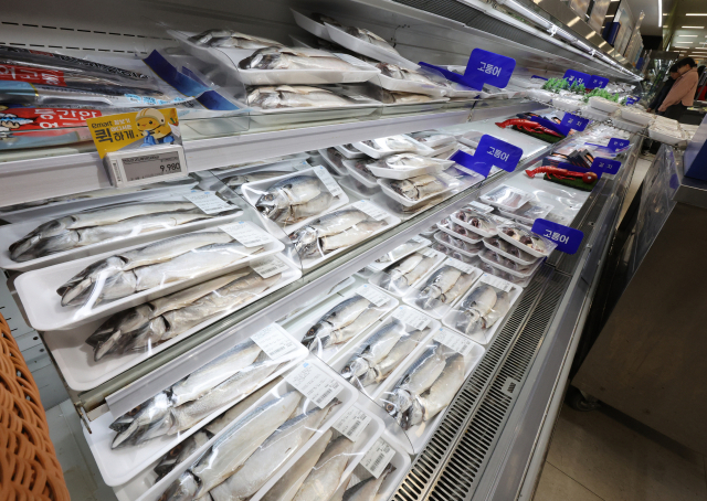 서울 시내 대형마트에 진열된 고등어. 연합뉴스