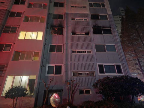 창원 아파트 화재로 60대 부부 숨져…주민 130여 명 대피