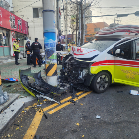 창원에서 환자 태운 구급차, 전봇대 들이받아…4명 부상