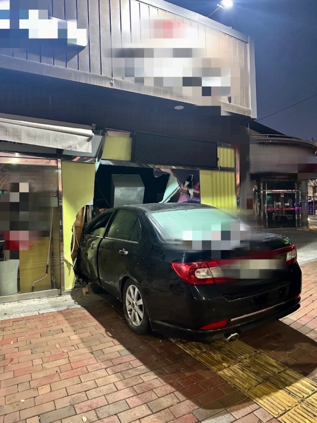 7일 오전 5시 55분께 부산 기장군 장안읍에서 승용차가 가게로 돌진하는 사고가 발생했다. 부산 기장경찰서 제공