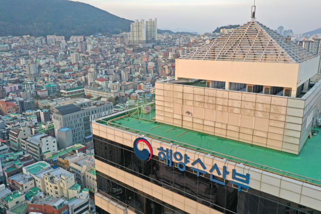 7일 해양수산부가 이전할 부산 동구 수정동 IM빌딩(본관) 외벽에 해수부 간판이 걸려 있다. 해수부는 8일부터 15일간 부산 임시청사 본관과 별관으로 이사한 뒤 개청식을 열 예정이다. 김경현 기자 view@