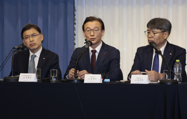 에이치라인해운·SK해운 본사 부산 이전 발표회가 지난 5일 오후 부산 중구 코모도호텔에서 열렸다. 기자들의 질문에 답하고 있는 서명득 에이치라인해운 사장, 전재수 행양수산부 장관, 김성익 SK해운 사장. 정대현 기자 jhyun@